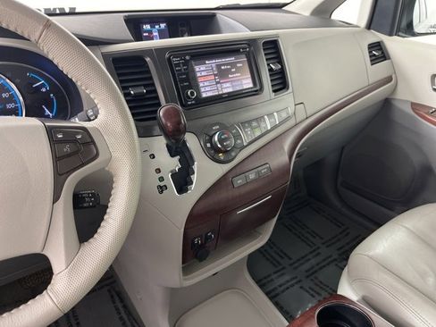 Used 2013 Toyota Sienna XLE image 15