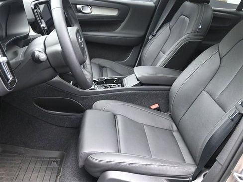 Certified 2024 Volvo XC40 B5 Plus w/ Protection Package Premier image 18