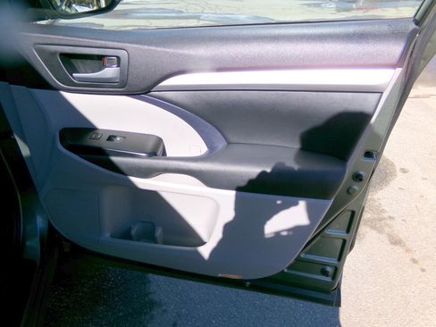 Used 2015 Toyota Highlander XLE image 26