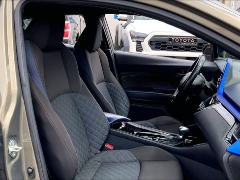 Used 2021 Toyota C-HR XLE image 8