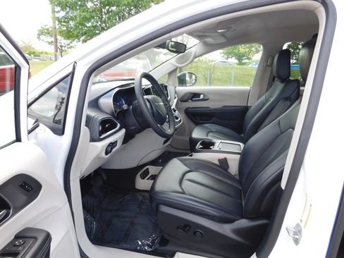 Used 2024 Chrysler Pacifica Limited FWD image 16