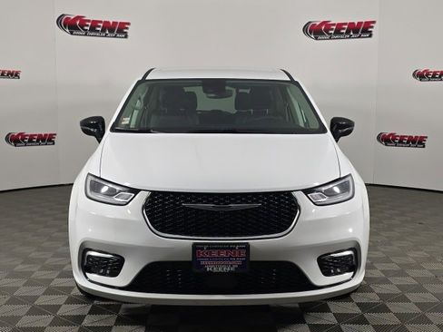 Used 2024 Chrysler Pacifica Touring-L image 4