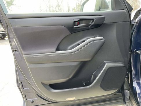 Used 2023 Toyota Highlander LE image 18