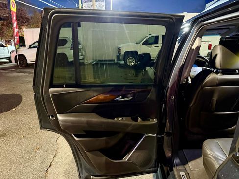 Used 2020 Cadillac Escalade Luxury AWD/4WD image 18