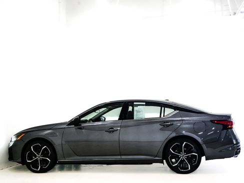 Used 2024 Nissan Altima 2.5 SR FWD image 8
