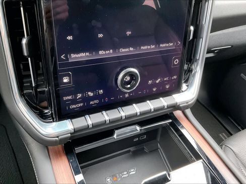 Used 2025 GMC Yukon XL Denali AWD/4WD image 33