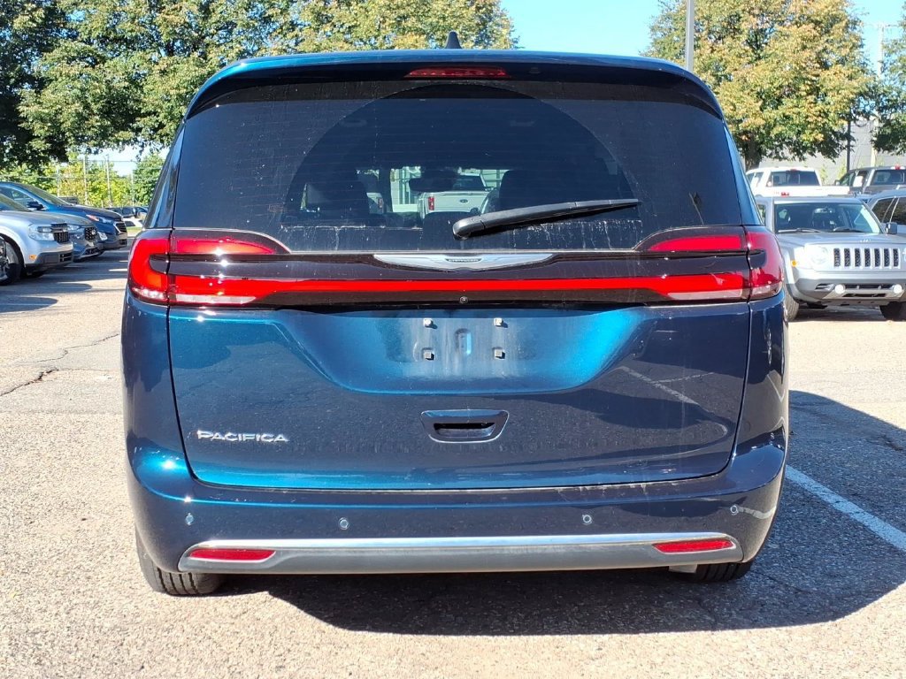 Used 2025 Chrysler Pacifica Select FWD image 4