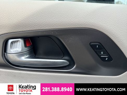 Used 2024 Chrysler Pacifica Limited FWD image 11