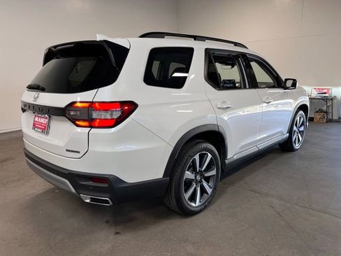 Used 2025 Honda Pilot Touring image 3