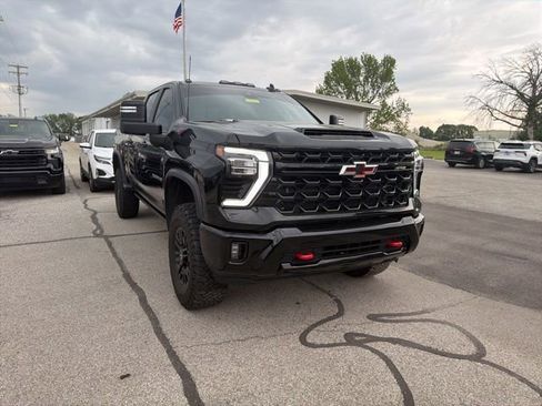 Used 2024 Chevrolet Silverado 2500 ZR2 w/ Technology Package AWD/4WD image 4