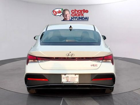 New 2026 Hyundai Elantra SE FWD image 4