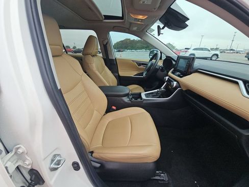 Used 2019 Toyota RAV4 XLE Premium w/ Cold Weather Package FWD image 4