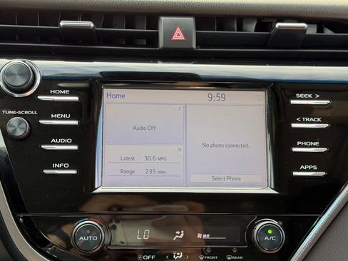 Used 2018 Toyota Camry SE w/ Moonroof Package FWD image 13