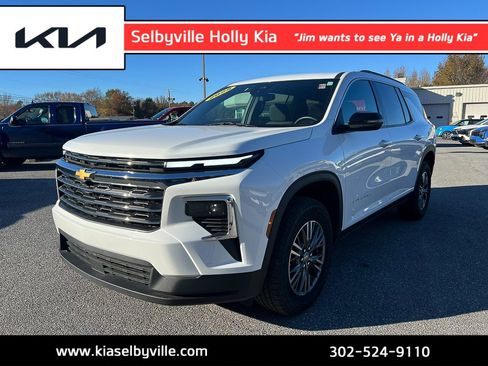 Used 2025 Chevrolet Traverse LT image 1