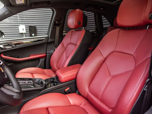 Certified 2026 Porsche Macan AWD/4WD image 5
