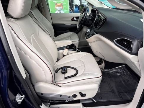 Used 2017 Chrysler Pacifica Limited image 26