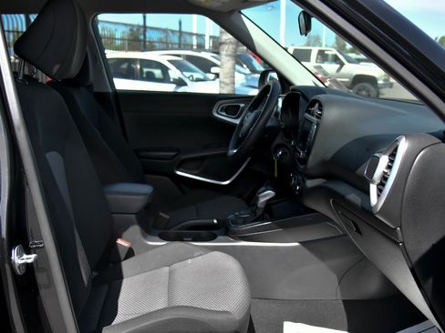 Used 2023 Kia Soul LX image 38