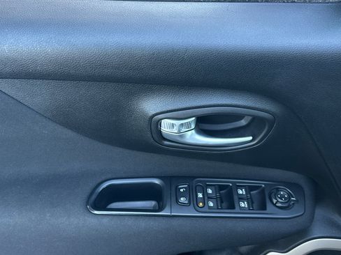 Used 2017 Jeep Renegade Sport w/ Power & Air Group image 11