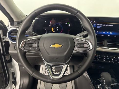 Used 2025 Chevrolet Trax LT w/ LT Convenience Package FWD image 28