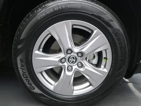 Used 2022 Toyota RAV4 XLE w/ Convenience Package FWD image 19