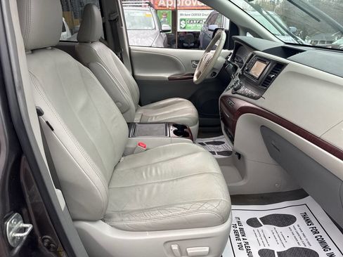 Used 2012 Toyota Sienna XLE image 17