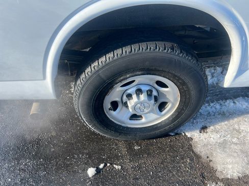 Used 2018 Chevrolet Express 2500 image 20