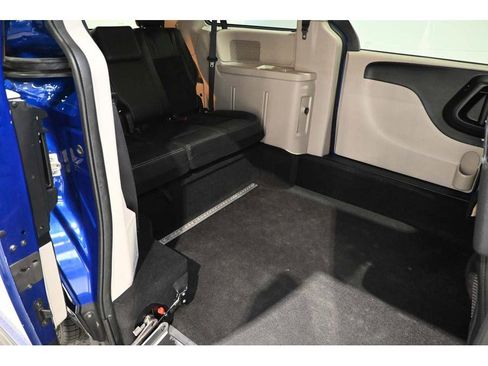 Used 2020 Dodge Grand Caravan SXT FWD image 18