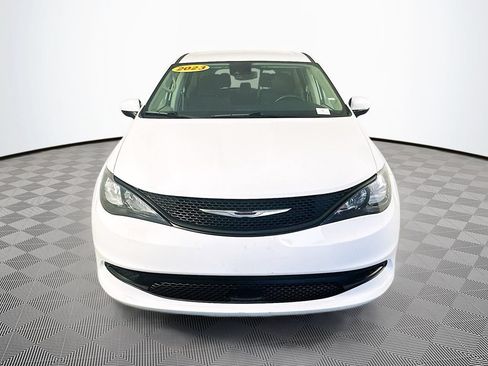Certified 2023 Chrysler Voyager LX FWD image 4