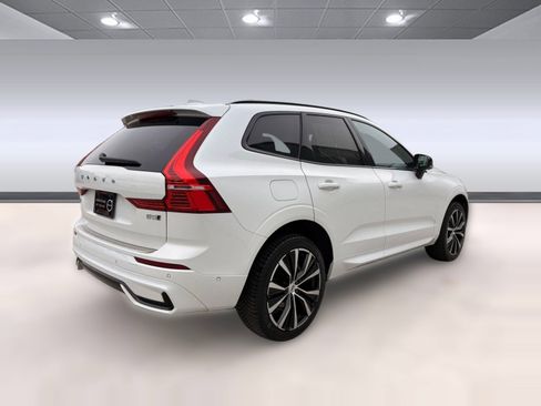 Certified 2023 Volvo XC60 B5 Plus w/ Climate Package image 9