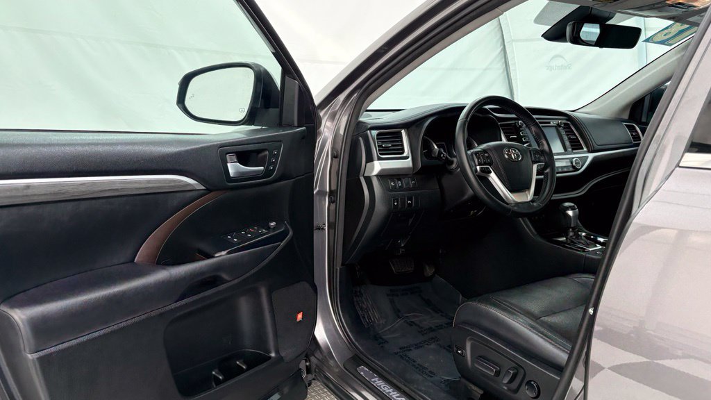 Used 2018 Toyota Highlander Limited AWD/4WD image 36