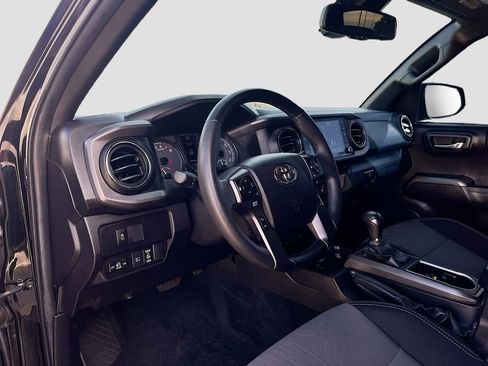 Used 2022 Toyota Tacoma TRD Off-Road w/ Technology Package AWD/4WD image 9