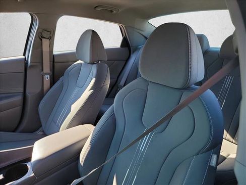 Used 2023 Hyundai Elantra SEL w/ Convenience Package image 12