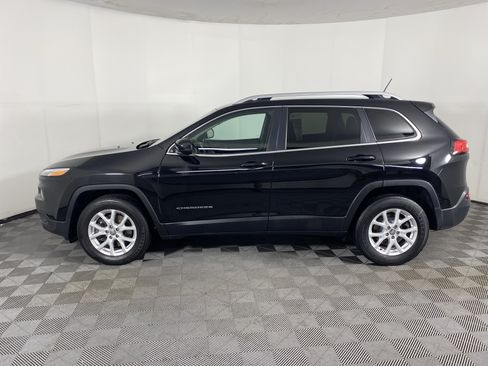 Used 2018 Jeep Cherokee Latitude w/ Safety Group AWD/4WD image 9