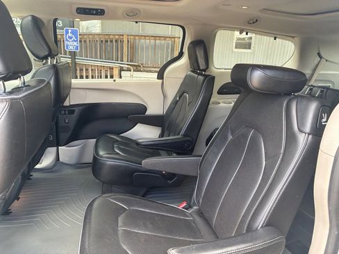 Used 2020 Chrysler Pacifica Limited image 12