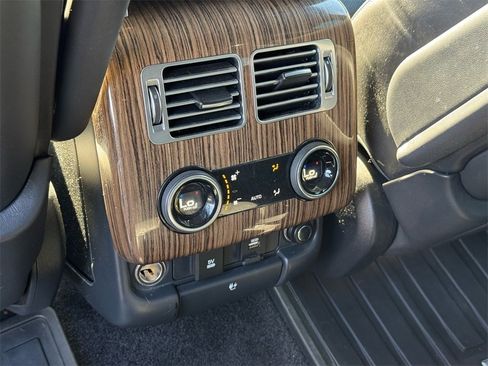 Used 2018 Land Rover Range Rover HSE image 16