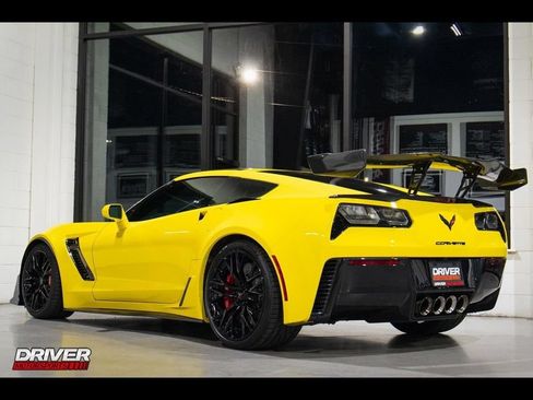 Used 2016 Chevrolet Corvette Z06 w/ 3LZ Preferred Equipment Group RWD image 5