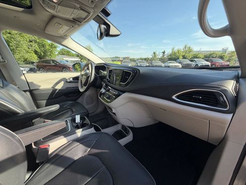 Used 2019 Chrysler Pacifica Limited FWD image 34