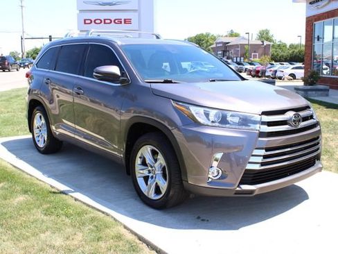 Used 2019 Toyota Highlander Limited AWD/4WD image 3