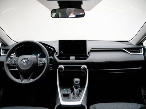 Used 2025 Toyota RAV4 XLE AWD/4WD image 27