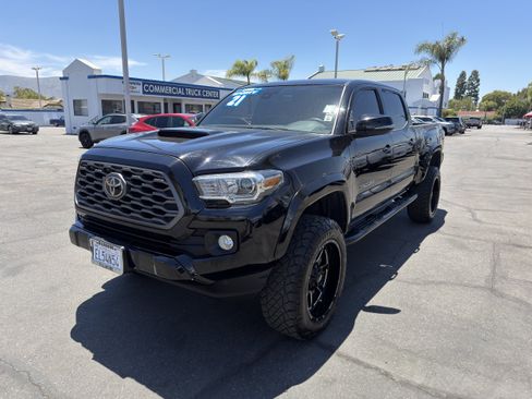 Used 2021 Toyota Tacoma TRD Sport w/ Technology Package RWD image 4