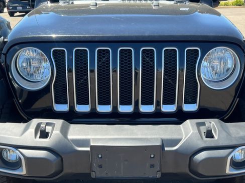 Used 2018 Jeep Wrangler Unlimited Sahara w/ Uconnect 4C Nav & Sound Group AWD/4WD image 12