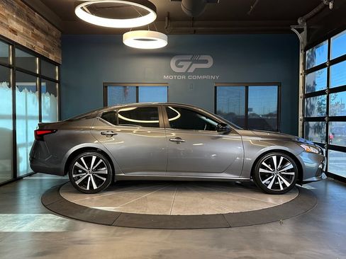 Used 2021 Nissan Altima 2.5 SR FWD image 2