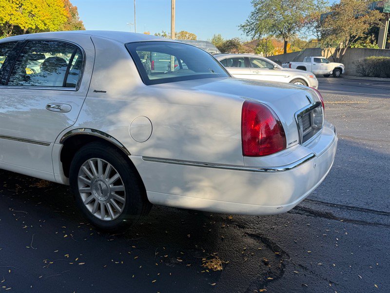 Used 2004 Lincoln Town Car Signature RWD image 30