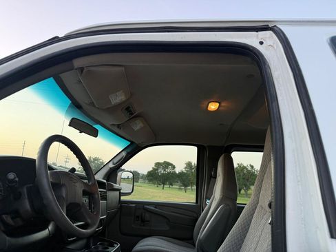 Used 2004 Chevrolet Express 1500 Passenger RWD image 10
