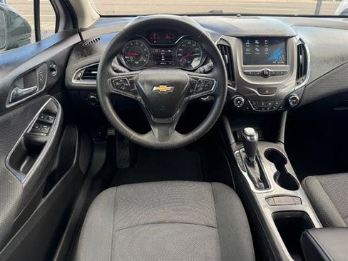 Used 2018 Chevrolet Cruze LT w/ Convenience Package image 10