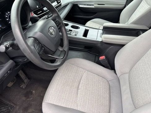 Used 2025 Toyota Sienna LE FWD image 11