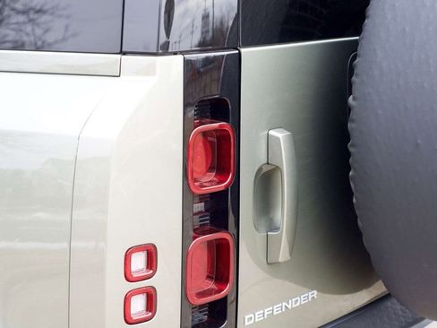 Used 2024 Land Rover Defender 110 S image 39