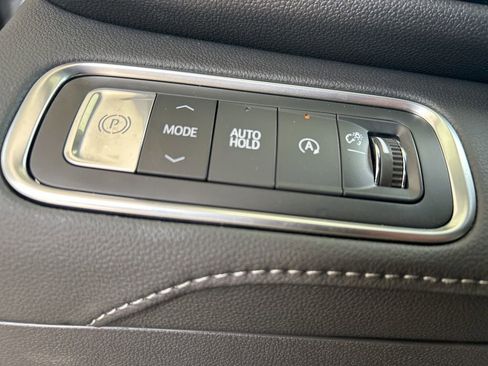 Used 2025 Buick Enclave Avenir w/ Super Cruise Package FWD image 29