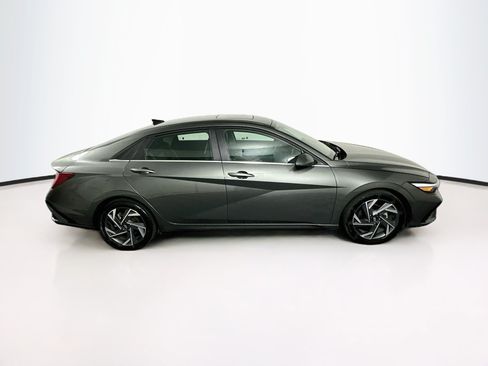 Used 2025 Hyundai Elantra Limited FWD image 10