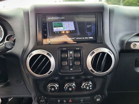 Used 2016 Jeep Wrangler Unlimited Sahara w/ Connectivity Group AWD/4WD image 24